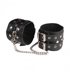 Чёрные кожаные оковы, соединенные цепочкой