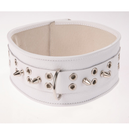 Белый кожаный ошейник с шипами и кольцами