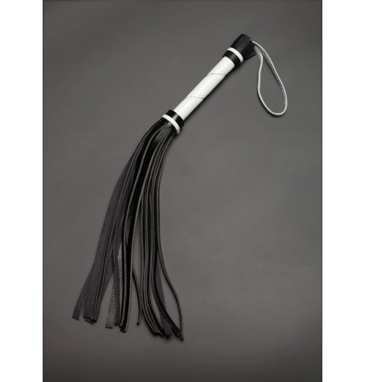 Гладкая плеть-флогер с черными хвостами - 40 см.
