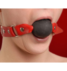 Чёрный кляп-шар с красным ремешком