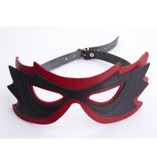 Чёрно-красная маска с прорезями для глаз
