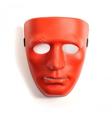 Красная маска из пластика Красная маска из пластика