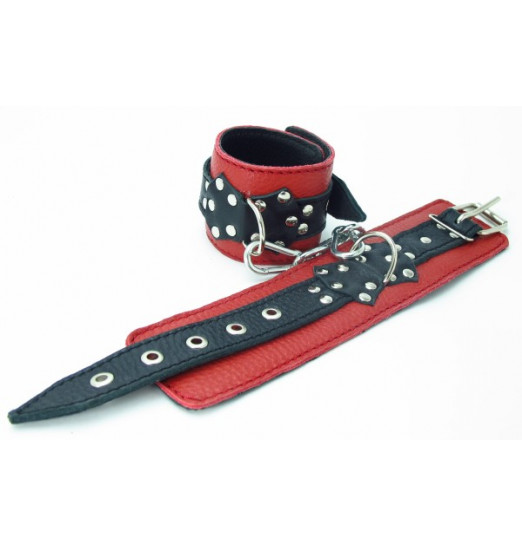 Красные наручники с чёрными проклёпанными ремешками с пряжкой