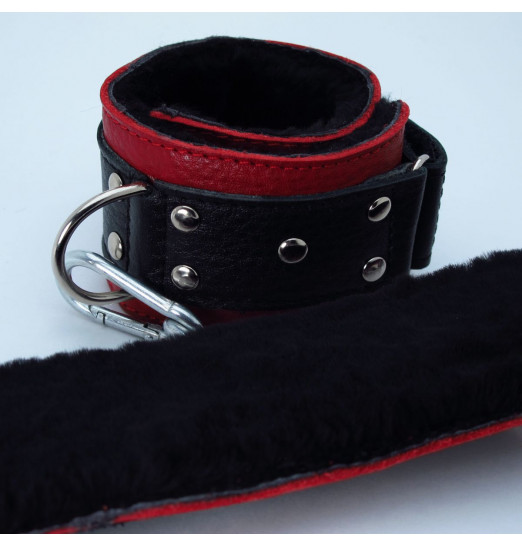 Красно-чёрные кожаные наручники с меховым подкладом