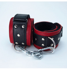 Красно-чёрные кожаные наручники с меховым подкладом