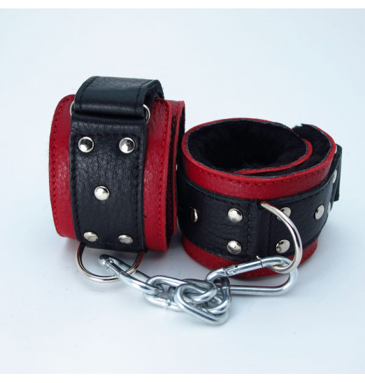 Красно-чёрные кожаные наручники с меховым подкладом