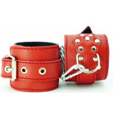 Красные кожаные наручники с клепками
