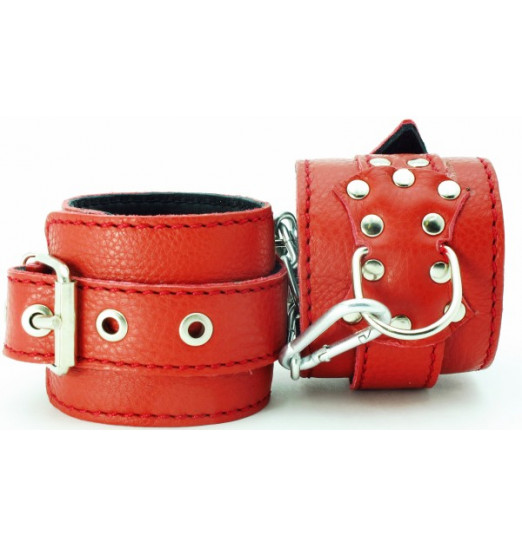 Красные кожаные наручники с клепками