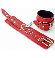 Красные кожаные наручники