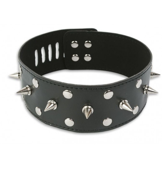 Широкий ошейник с заклёпками и шипами