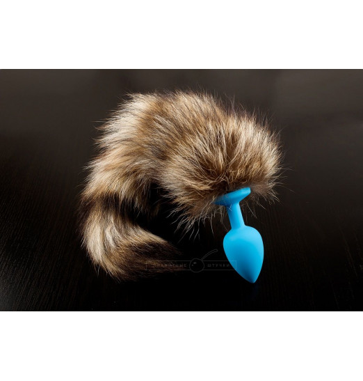 Голубая силиконовая анальная пробка с хвостом енота - 6 см. Голубая силиконовая анальная пробка с хвостом енота - 6 см.