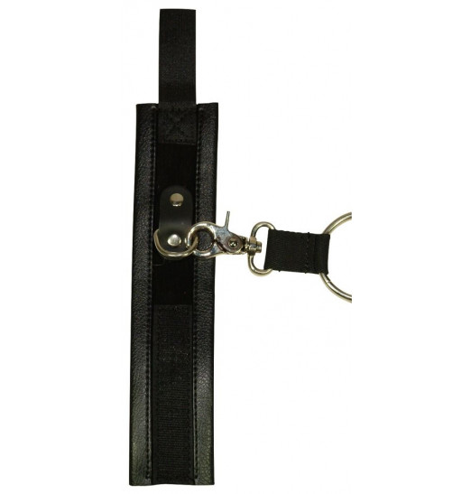 Чёрная бондажная фиксация: крестовина, наручники и оковы