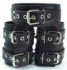 Набор коричневых фиксаторов: наручники с мехом, наножники и ошейник