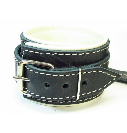 Оковы на руки со светлым подкладом