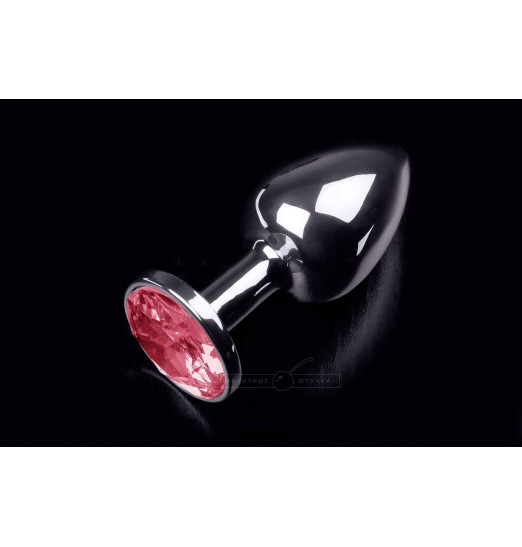Маленькая серебристая анальная пробка с круглым кончиком и рубиновым кристаллом - 7 см.