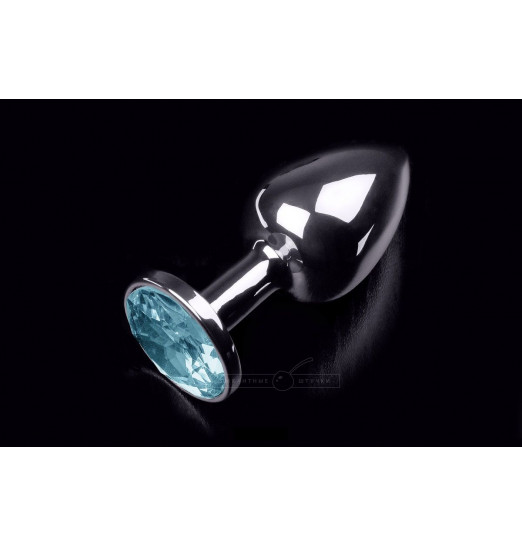 Маленькая серебристая анальная пробка с круглым кончиком и голубым кристаллом - 7 см.