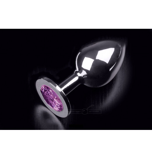 Большая серебристая анальная пробка с круглым кончиком и ярким фиолетовым кристаллом - 9 см.