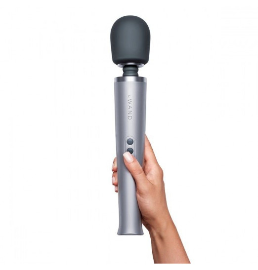 Серебристый массажёр-жезл le Wand с 20 режимами вибрации