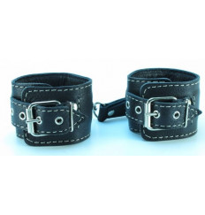 Чёрные кожаные наручники с крупной строчкой