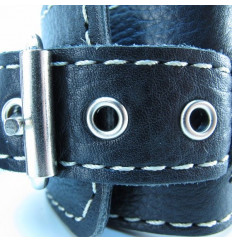 Чёрные кожаные оковы с крупной строчкой