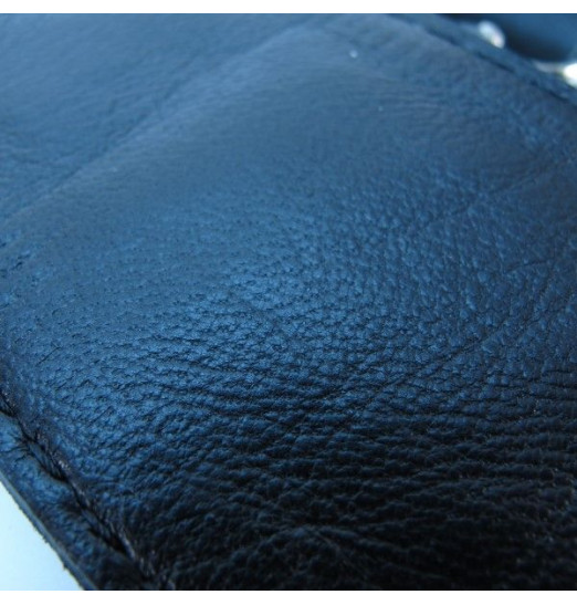 Чёрные кожаные оковы с крупной строчкой Чёрные кожаные оковы с крупной строчкой