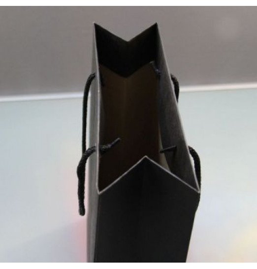 Чёрный бумажный пакет для покупок - 23 х 36 х 10 см. Чёрный бумажный пакет для покупок - 23 х 36 х 10 см.