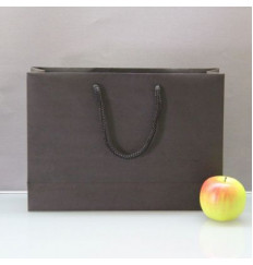 Чёрный бумажный пакет для покупок - 35 х 25 х 10 см.