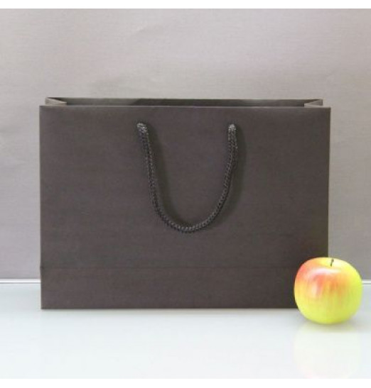 Чёрный бумажный пакет для покупок - 35 х 25 х 10 см. Чёрный бумажный пакет для покупок - 35 х 25 х 10 см.