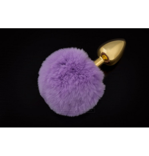 Маленькая золотистая пробка с пушистым фиолетовым хвостиком