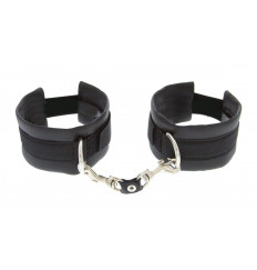 Чёрные полиуретановые наручники Luxurious Handcuffs