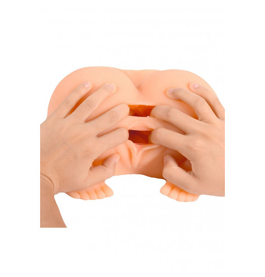 Женский полуторс в позиции догги-стайл с двумя любовными тоннелями