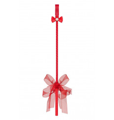 Красный стек с бантом и бусинкой над шлепком