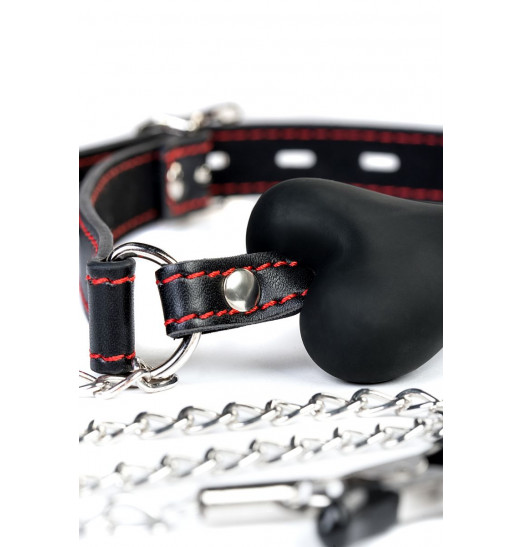 Черный кляп-трензель Theatre в виде косточки с зажимами для сосков