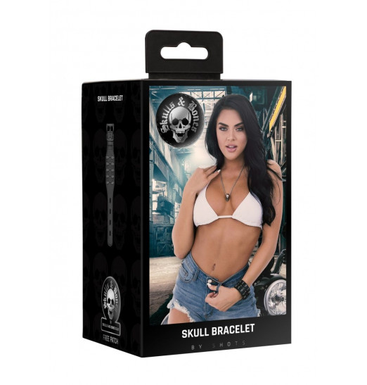 Черный браслет с металлическими заклепками