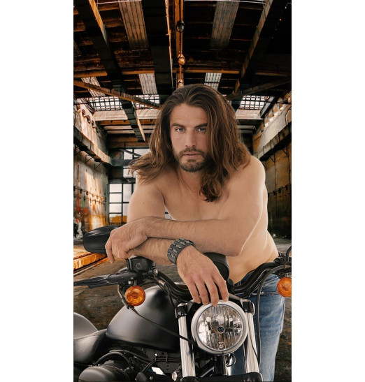 Черный браслет с металлическими заклепками